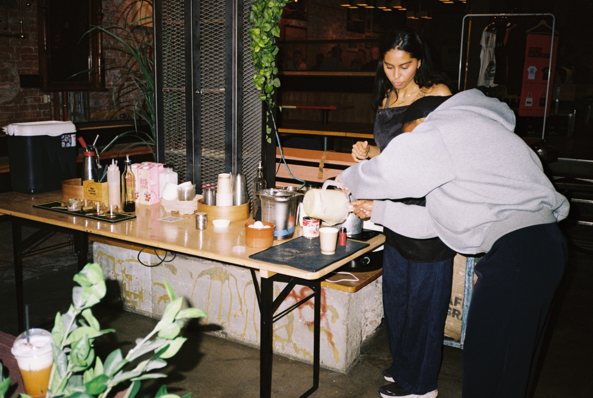 UWANSAM-teamet lager drikke på en pop up i Oslo
